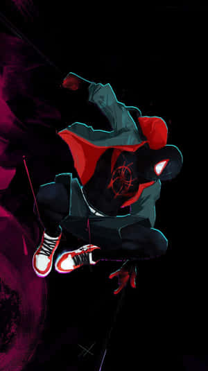 蜘蛛俠 Miles Morales 在黑暗的城市夜景中擺盪。