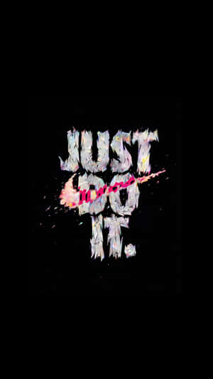 以碎片化數位藝術風格呈現的勵志短語「Just Do It」，帶有粉紅色勾號。
