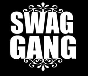 Swag Gang 標誌以粗體白色字母搭配裝飾性漩渦，置於黑色背景上。