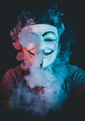 戴白色面具的人在黑暗環境中呼出彩色煙霧