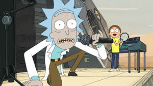 Rick Sanchez 在沙漠舞台上對著咪高峰唱歌，Morty 彈奏鍵盤。