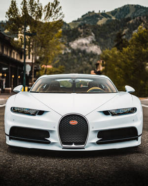 白色Bugatti跑車停泊在山城街道上。