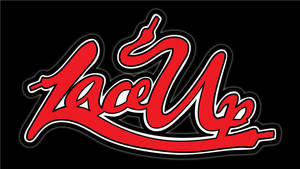 黑色背景上帶白色輪廓的紅色 'Lace Up' 標誌。