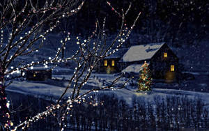 雪中小屋，溫暖燈光與裝飾樹，夜晚