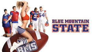 啦啦隊員和足球員穿著隊服，與足球和「Blue Mountain State」文字合影。