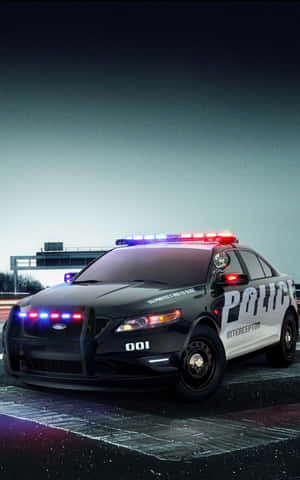 夜間在潮濕城市道路上閃爍燈光的警用攔截車。 — Galaxy Tab S9 Ultra 壁紙