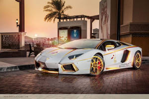 白色金色林寶堅尼Aventador國慶日貼紙夕陽下停泊在廣場。