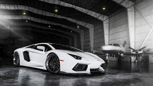 白色林寶堅尼Aventador和私人飛機在機庫內，配有工業照明。