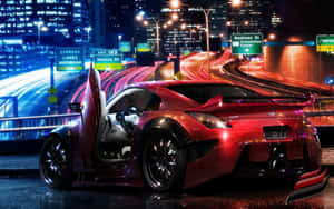 紅色跑車夜間停在濕滑高速公路上，背景有模糊的交通燈光。