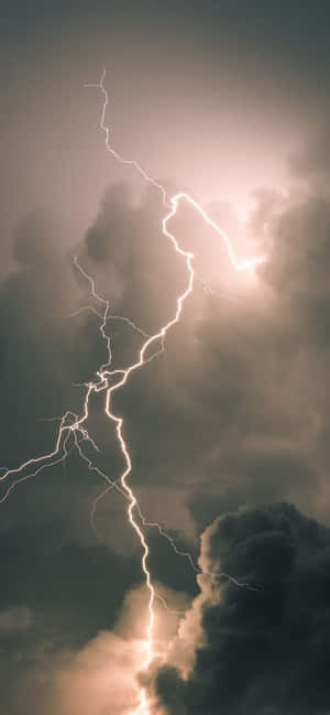 一道明亮的閃電在戲劇性的天空中劈開黑暗的暴風雲。