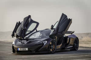 黑色McLaren P1超級跑車車門打開，停泊在鋪砌地上。