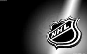 NHL標誌在深色背景上被聚光燈突出顯示。
