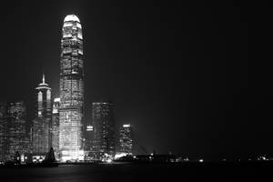 夜間香港天際線，閃爍的摩天大樓與深色水面。