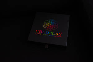 Coldplay的A Head Full of Dreams Tour黑色巡迴演出盒，帶有彩色標誌。