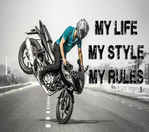 電單車手在黑色電單車上表演前輪離地，文字為 my life my style my rules。 — 機車 壁紙