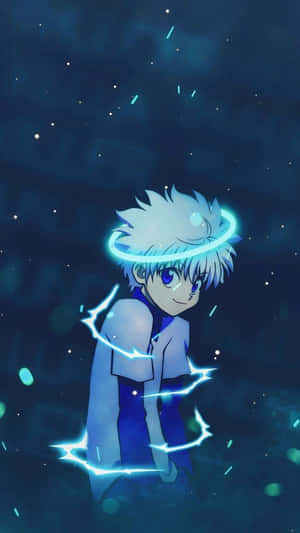 白髮藍眼的動漫男孩，在繁星點點的夜空中被發光的電能包圍。