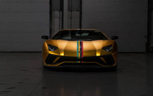 金色林寶堅尼Aventador在黑暗車庫中帶有三色條紋。