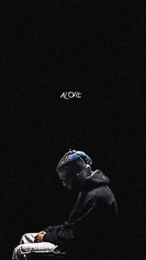 藍色辮子的人坐在黑暗中，下方有發光的「ALONE」文字