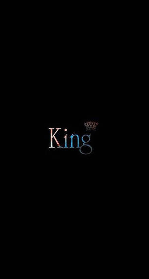 喺黑色背景上發光嘅「King」字，上面有個皇冠。