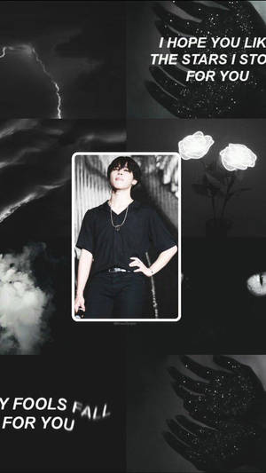黑白拼貼畫，包含男子肖像、暴風雲、發光玫瑰和閃爍的手，並帶有浪漫文字。 — 黑色 壁紙