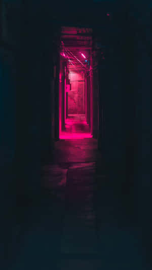 一條狹窄的小巷，夜晚被粉紅色霓虹燈照亮。