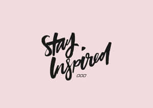 粉紅色背景上以黑色筆刷字體寫成嘅Stay Inspired勵志文字