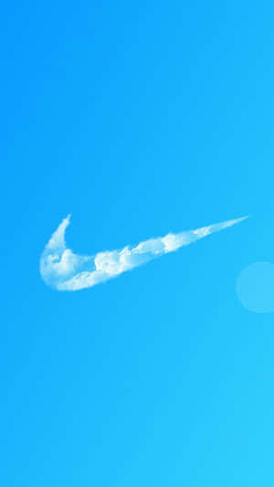 在明亮藍天中形似 Nike swoosh 的雲朵