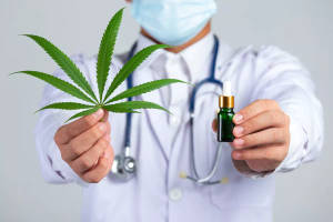 醫生手持大麻葉和藥用油滴管瓶。 — 電腦 GIF 壁紙