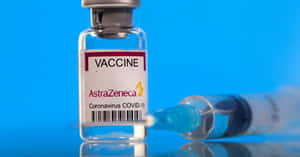 AstraZeneca COVID-19疫苗小瓶和注射器在藍色背景上