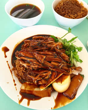 滷鴨飯配醬汁和蛋，以芫荽點綴，薄荷綠背景。 — 4:5 壁紙