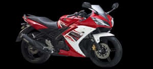 紅白Yamaha R15運動電單車，帶金色制動卡鉗，黑色背景。 — 低飽和度 壁紙
