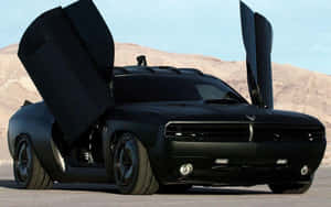 沙漠黃昏時打開鷗翼門嘅黑色Dodge Challenger。