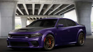 紫色Dodge Charger Hellcat在混凝土天橋下配青銅輪圈。