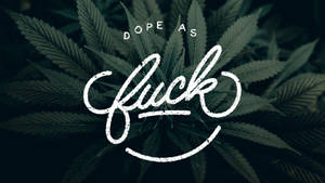 粗體白色塗鴉文字寫著 dope as fuck 在深綠色大麻葉上。