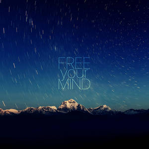 星空下嘅雪山，帶有發光文字 free your mind。