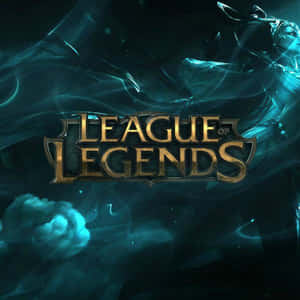 League of Legends 標誌在藍綠色迷霧中發光，背景有裝甲身影 — 英雄聯盟 壁紙