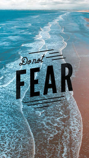 沙灘上海浪上的勵志文字「Do not FEAR」。