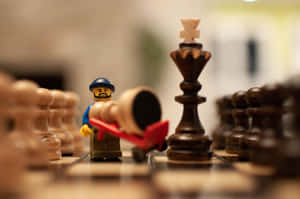 LEGO人偶在木板上推動倒下的棋子，靠近國王棋子。