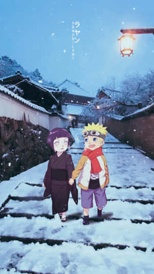 兩個動畫小孩在夜晚的雪村中手牽手走在燈籠下。