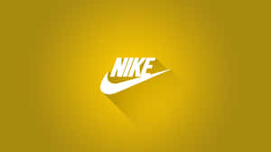 白色Nike標誌帶有長陰影，位於漸變金黃色背景上。