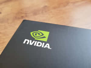 木桌上黑色盒子上的NVIDIA標誌