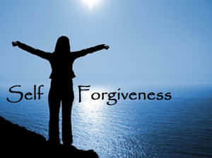 人站在懸崖上張開雙臂面向海洋，帶有文字 Self Forgiveness