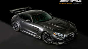 啞光黑色AMG GT Black Series跑車，大型尾翼，攝影棚燈光。
