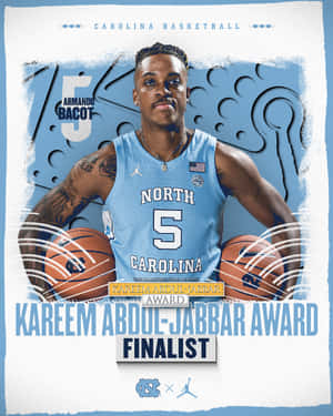 籃球運動員 Armando Bacot 作為 Kareem Abdul-Jabbar 獎決賽入圍者，手持兩個籃球。 — 籃球 壁紙