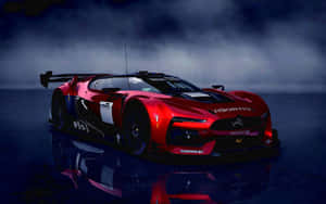 紅色雪鐵龍賽車在潮濕路面上，天空陰暗，帶有倒影