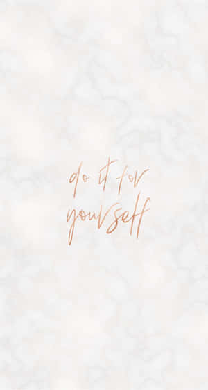 玫瑰金色大理石背景上的勵志名言 do it for yourself