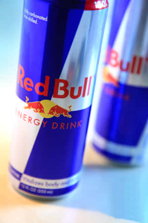 兩罐 Red Bull 能量飲品罐，一罐清晰，一罐模糊