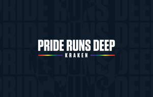 Pride runs deep Kraken 標誌搭配彩虹條紋，深藍色重複背景。