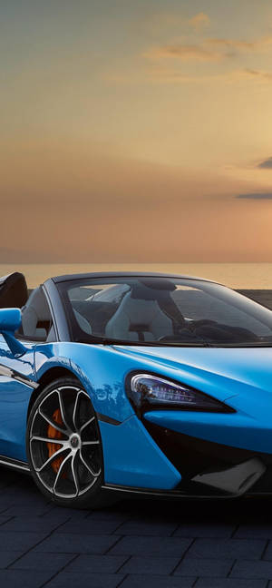 藍色McLaren跑車停泊在日落碼頭海洋景觀