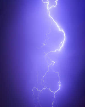一道明亮的閃電照亮了深紫色的暴風雨天空。